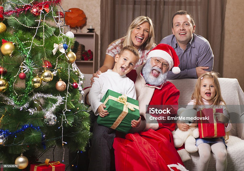 Familia con Santa Claus - Foto de stock de Abrazar libre de derechos