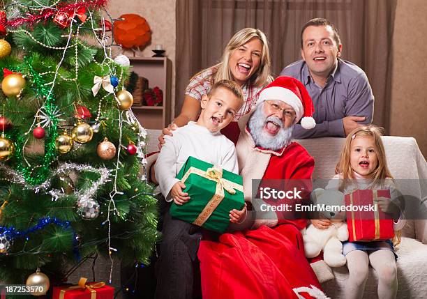 Familia Con Santa Claus Foto de stock y más banco de imágenes de Abrazar - Abrazar, Acontecimiento, Adulto