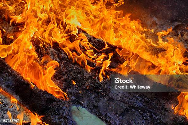 Holzfeuer Flaming Orange Feuer Flammen Stockfoto und mehr Bilder von Brennen - Brennen, Farbbild, Feuer