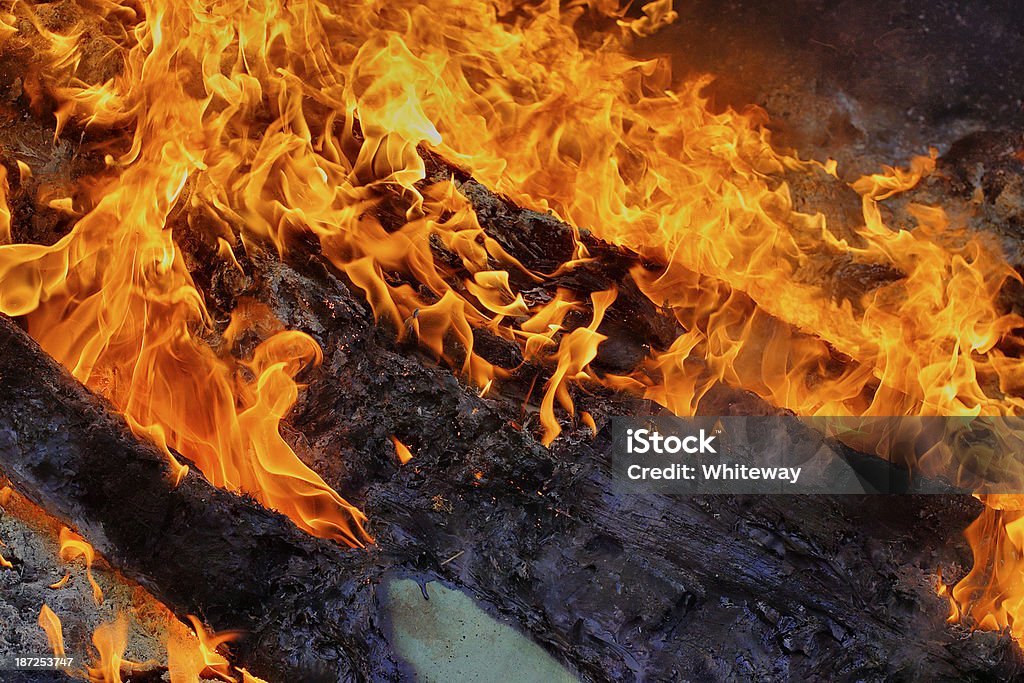 Falò flaming ARANCIONE FUOCO fiamme - Foto stock royalty-free di Ambientazione esterna