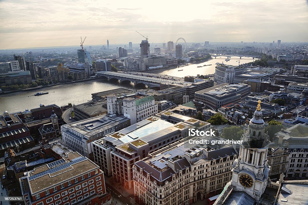 Ciudad de Londres, el río Támesis y London Eye y el Big Ben - Foto de stock de Actividades bancarias libre de derechos