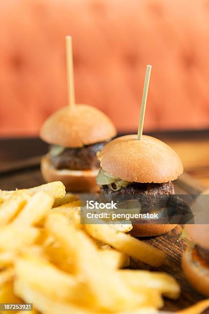 Mini Cheeseburgery I Frytki Z Sałaty - zdjęcia stockowe i więcej obrazów Bar - Lokal gastronomiczny - Bar - Lokal gastronomiczny, Bez ludzi, Bliskie zbliżenie