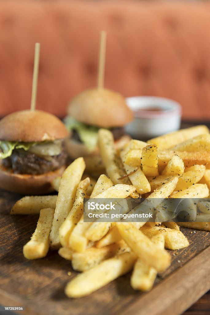 Mini-Cheeseburger mit Salat und Pommes Frites. - Lizenzfrei Beilage Stock-Foto