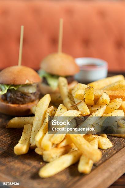 Minicheeseburger Mit Salat Und Pommes Frites Stockfoto und mehr Bilder von Beilage - Beilage, Bildschärfe, Brötchen