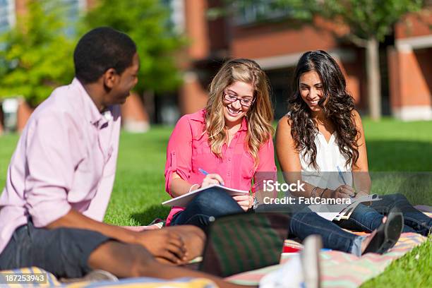 University Studenten Stockfoto und mehr Bilder von Afrikanischer Abstammung - Afrikanischer Abstammung, Afro-amerikanischer Herkunft, Asiatischer und Indischer Abstammung