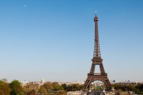 torre eiffel en el día soleado - eifel fotografías e imágenes de stock