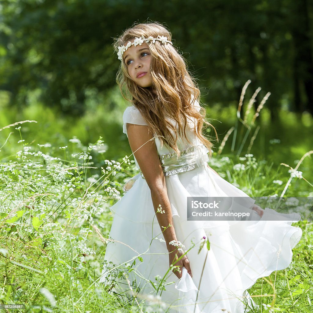 Fille jouant avec robe blanche dans le champ. - Photo de Communion libre de droits