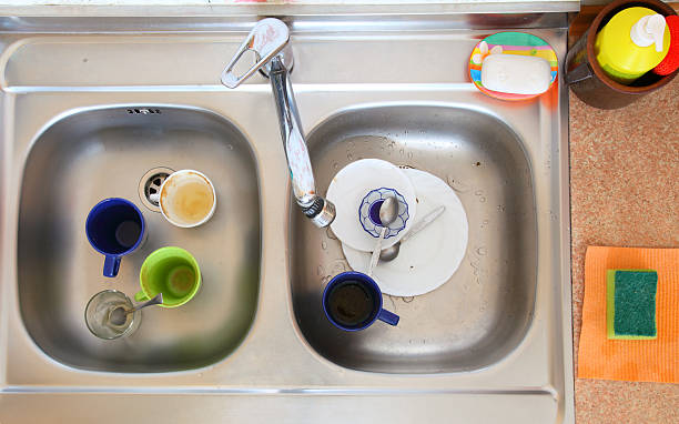 lavavajillas bowl in kitchen cup - rag cleaning chrome transparent fotografías e imágenes de stock