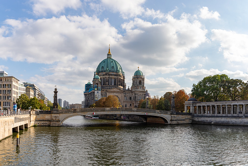 A picture of the Berlin Cathedral and the Friedrichs Bridge.