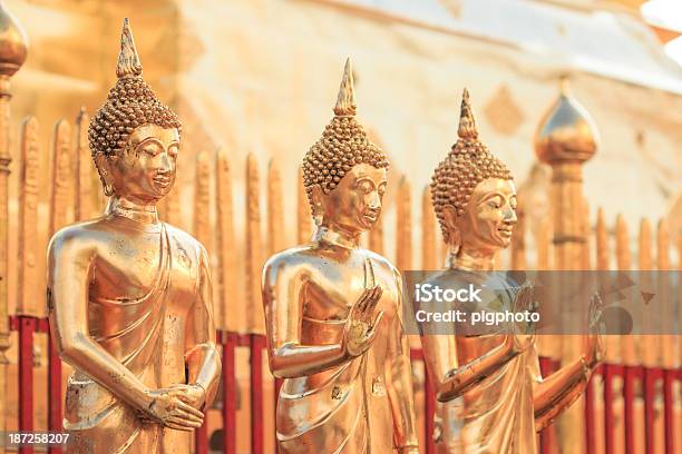 Złoty Budda W Świątynia Chiang Mai Azji Tajlandia - zdjęcia stockowe i więcej obrazów Azja - Azja, Azjaci, Brąz