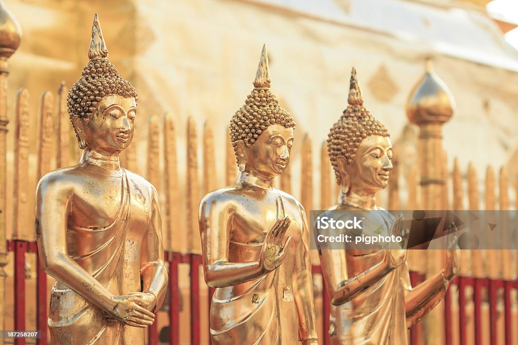 Золотой Будда в храм Чиангмай Таиланд Азии - Стоковые фото Азиатского и индийского происхождения роялти-фри