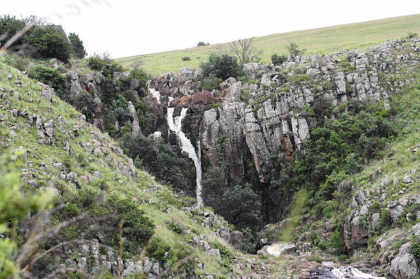 Cascata em rochas - foto de acervo