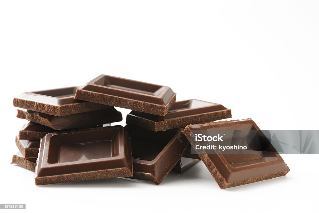 Isolato spruzzata di cioccolato impilati bar su sfondo bianco - Foto stock royalty-free di A forma di blocco