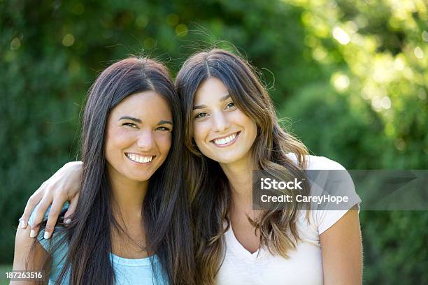 Bela Irmãs - Fotografias de stock e mais imagens de Adulto - Adulto, Alegria, Amizade