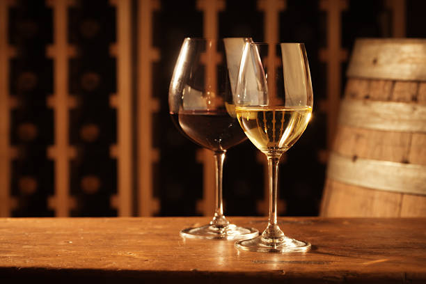 rouge et blanc de verres de dégustation de vins en cave à vin, tonneau porte - wine winetasting cellar wine bottle photos et images de collection