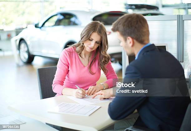 Woman 車を買うます - 署名するのストックフォトや画像を多数ご用意 - 署名する, 合意, 契約