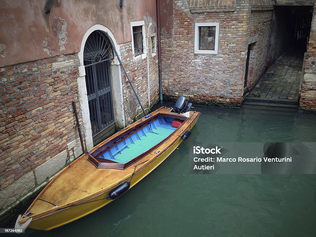 Pequeno barco atracado perto de uma casa em Veneza, Itália - Foto de stock de Atracado royalty-free