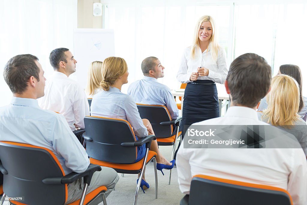 Geschäftsfrau sprechen bei business-seminar. - Lizenzfrei Anzug Stock-Foto