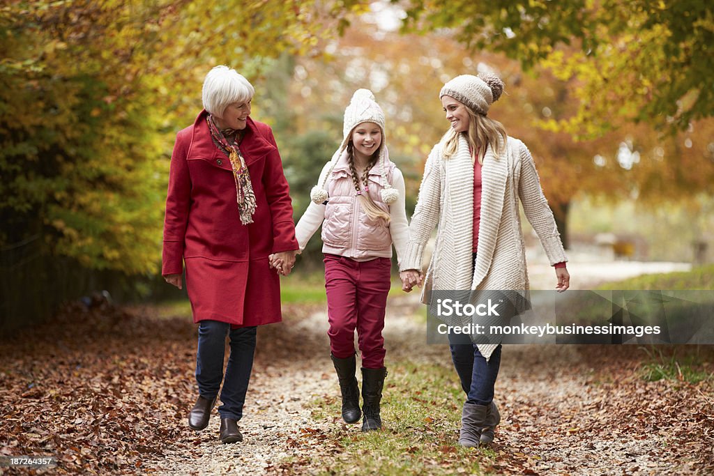 Fêmea Multl geração família caminhar ao longo caminho de Outono - Royalty-free Avó Foto de stock