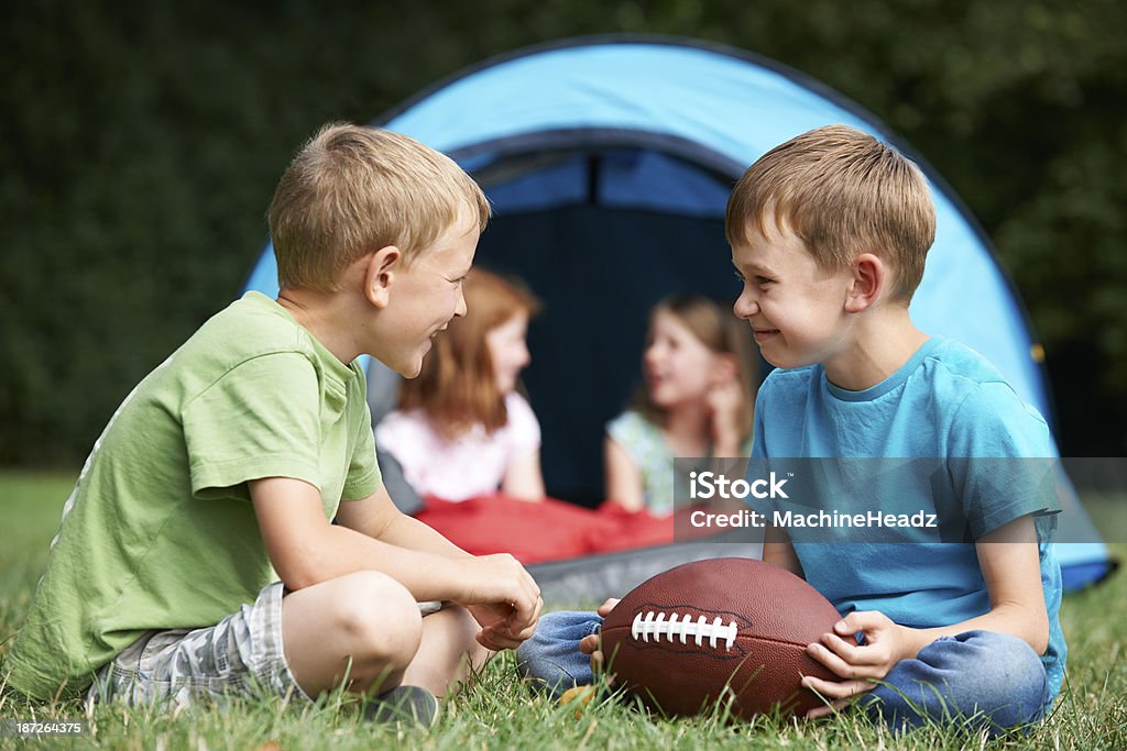 두 Boys 게임하기 American Football Player-On 캠핑 여행 - 로열티 프리 미식 축구 스톡 사진