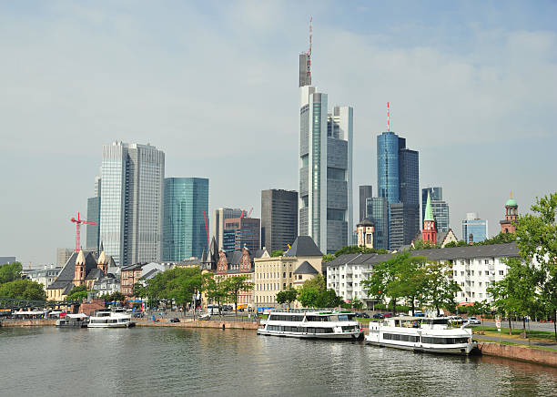 riverside of frankfurt, germany xxlarge - アイントラハト フランクフルト 個照片及圖片檔