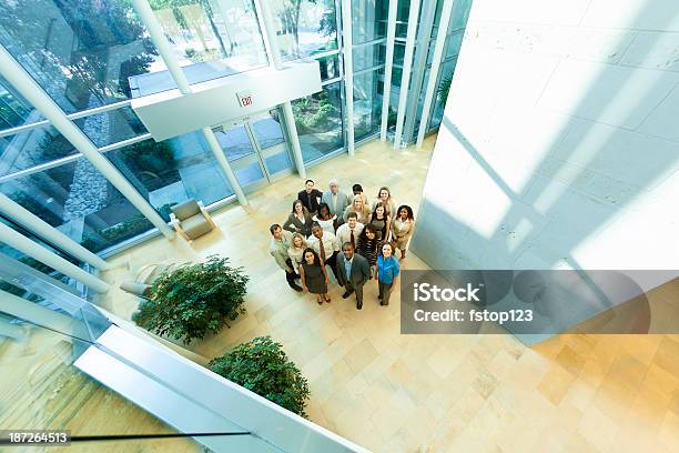 Negocios Grupo Multiétnico De Los Colegas Se Reúnen En Oficina Del Lobby Foto de stock y más banco de imágenes de Atrio - Característica arquitectónica