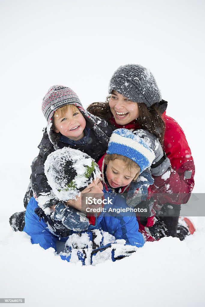 Glückliche Familie mit Spaß im Schnee - Lizenzfrei 2-3 Jahre Stock-Foto