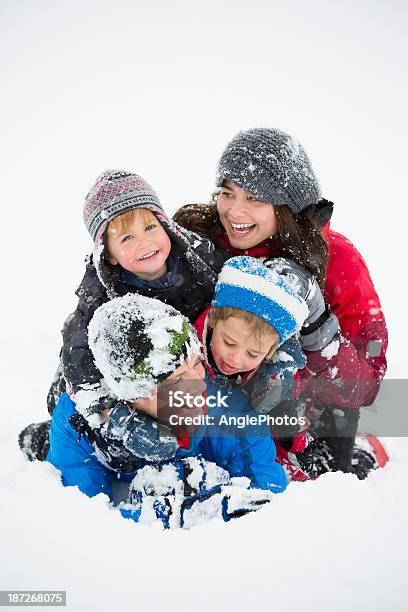 Glückliche Familie Mit Spaß Im Schnee Stockfoto und mehr Bilder von 2-3 Jahre - 2-3 Jahre, 6-7 Jahre, Beide Elternteile
