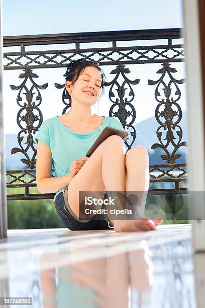 Retrato De Mulher Jovem - Fotografias de stock e mais imagens de 20-29 Anos - 20-29 Anos, Adulto, Arte, Cultura e Espetáculo