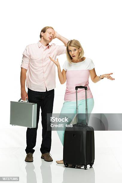 Junges Paar Posieren Mit Koffer Stockfoto und mehr Bilder von Achselzucken - Achselzucken, Aktentasche, Augen geschlossen