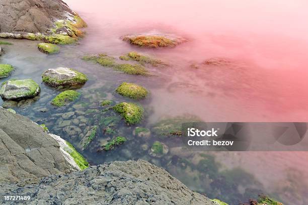 Foto de Pôr Do Sol Sobre Rocky Beach e mais fotos de stock de Mar - Mar, Nevoeiro, Recife - Fenômeno natural