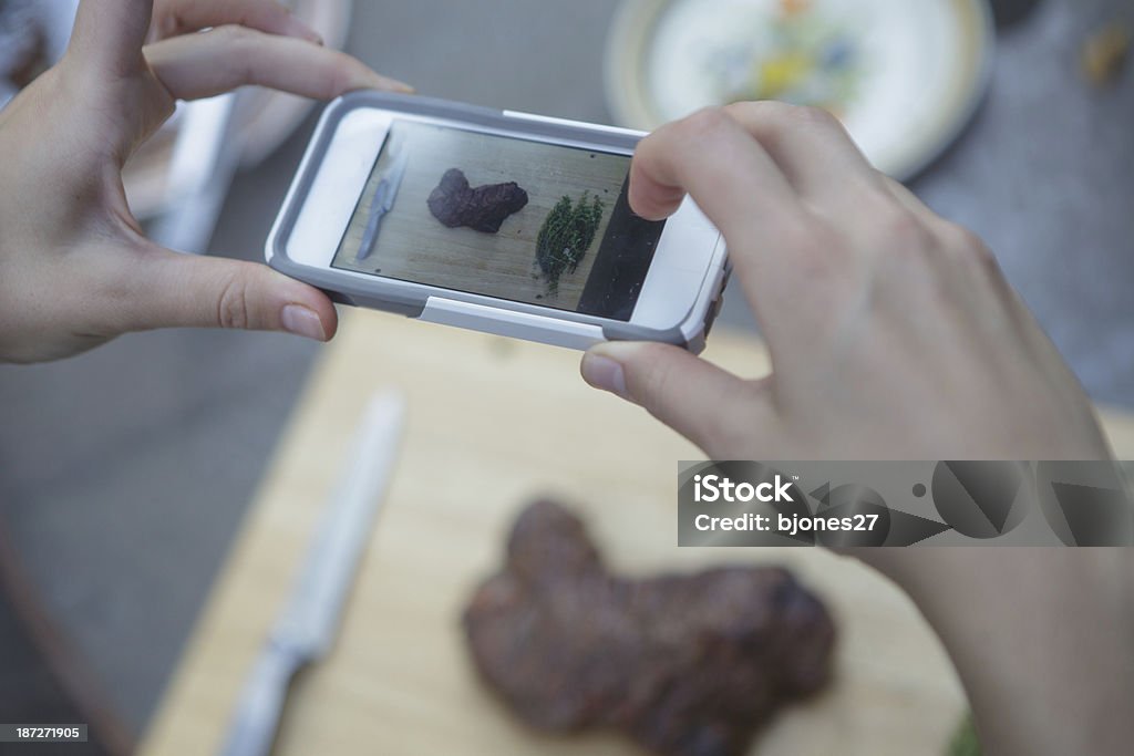 Tirando uma foto de Bela comida celular - Foto de stock de Alecrim royalty-free