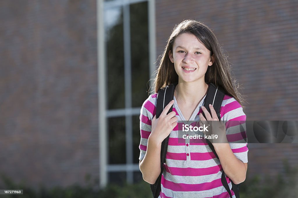 Ispanica ragazza in piedi fuori scuola - Foto stock royalty-free di 12-13 anni