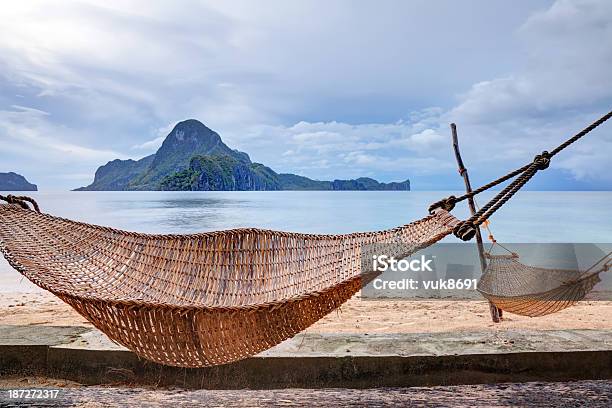 Photo libre de droit de Ancré Hamac Entre Palmiers Sur Une Plage De Sable banque d'images et plus d'images libres de droit de Deux objets - Deux objets, Hamac, Absence