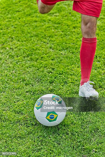 Delantero De Fútbol Coleando La Pelota Foto de stock y más banco de imágenes de Adulto - Adulto, Aire libre, Atleta - Papel social