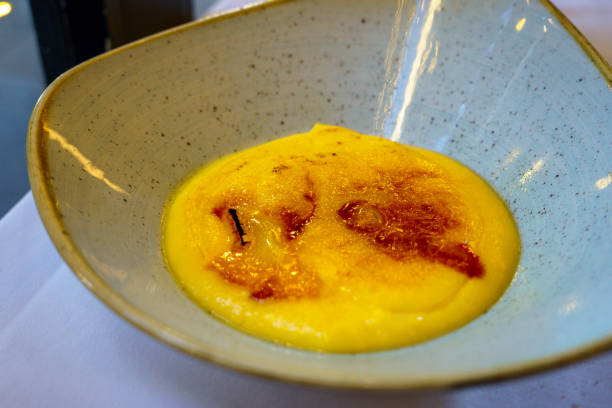 imagem da saborosa sobremesa catalana crema servida com crosta de caramelo - custard creme brulee french cuisine crema catalana - fotografias e filmes do acervo