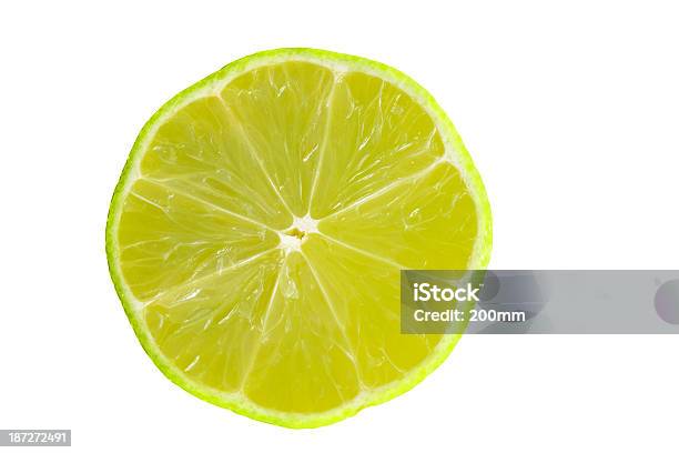 Photo libre de droit de Citron Vert Partielle Sur Blanc banque d'images et plus d'images libres de droit de Agrume - Agrume, Aliment, Aliment en portion