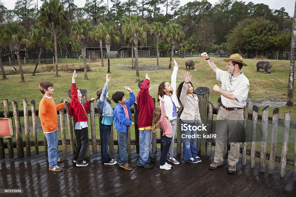 Gardien de Zoo avec groupe d'enfants sur le excursion - Photo de Zoo libre de droits