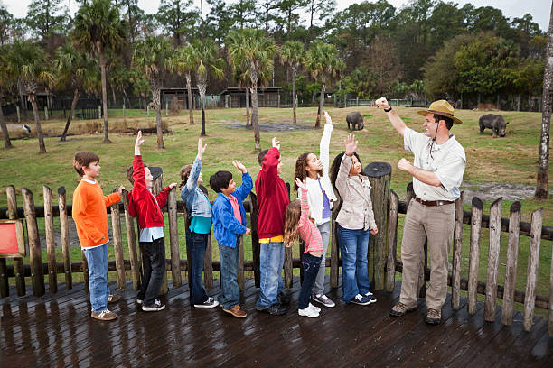 動物園の飼育係、お子様のグループでのご旅行に - teaching field trip classroom child ストックフォトと画像