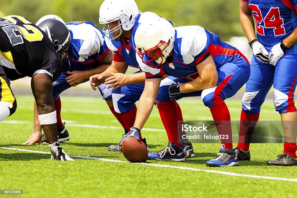 Sport: Squadra di calcio prepara per il gioco.  Linea di partenza. - Foto stock royalty-free di Football americano universitario