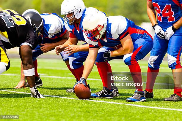 Desporto Selecção Nacional Se Prepara Para Jogar Linha De Jogada - Fotografias de stock e mais imagens de Futebol americano universitário