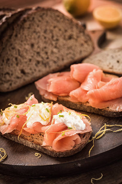 sandwich al salmone affumicato - smoked salmon salt healthy lifestyle cold foto e immagini stock