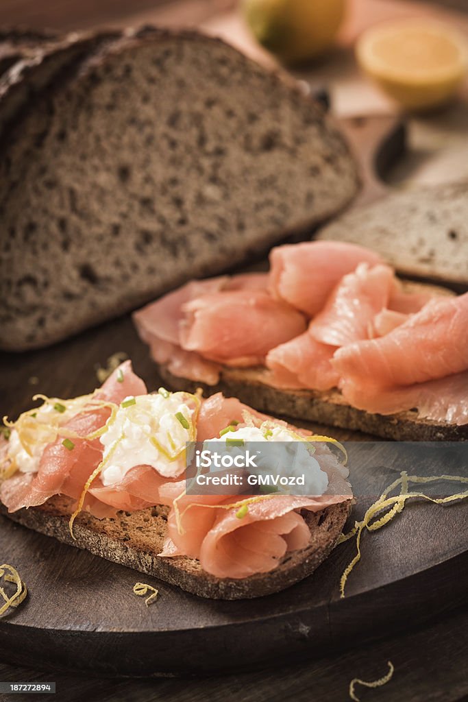 Sanduíche de salmão defumado - Foto de stock de Alimentação Saudável royalty-free