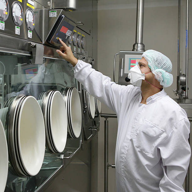 big máquinas na fábrica de alimentos - airtight packing meat food imagens e fotografias de stock