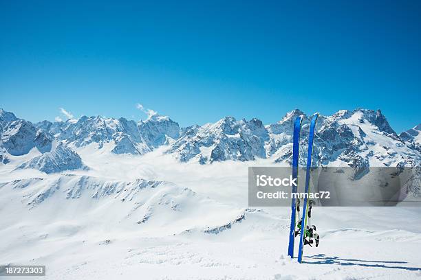 Paisagem De Montanha Do Inverno Com Ski - Fotografias de stock e mais imagens de A nevar - A nevar, Alpes Europeus, Ao Ar Livre