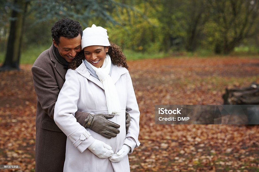 Glückliche Schwangere Paar im park - Lizenzfrei Schwanger Stock-Foto