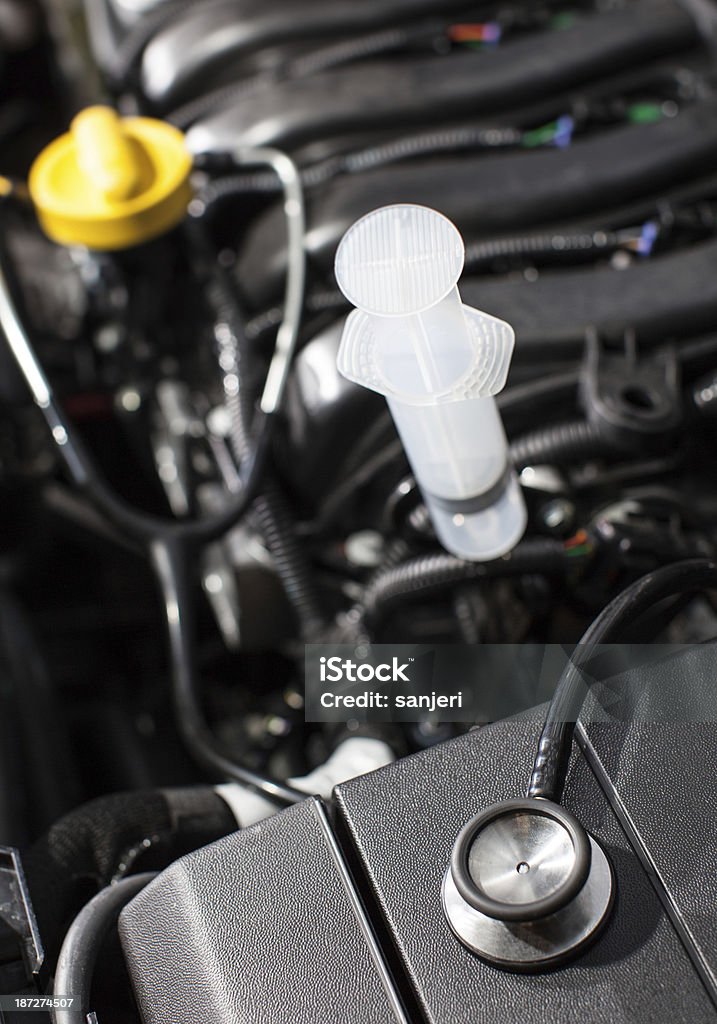 Автомобильный двигатель с Стетоскоп - Стоковые фото Автомобиль роялти-фри