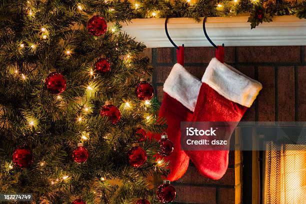 Árvore De Natal E Meia Pendurar De Mantel Pela Lareira - Fotografias de stock e mais imagens de Meia de Natal