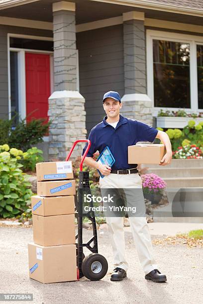 Uomo Di Consegna Con Pacchetto Pacchi Presso La Sede Del Cliente - Fotografie stock e altre immagini di Abbigliamento casual