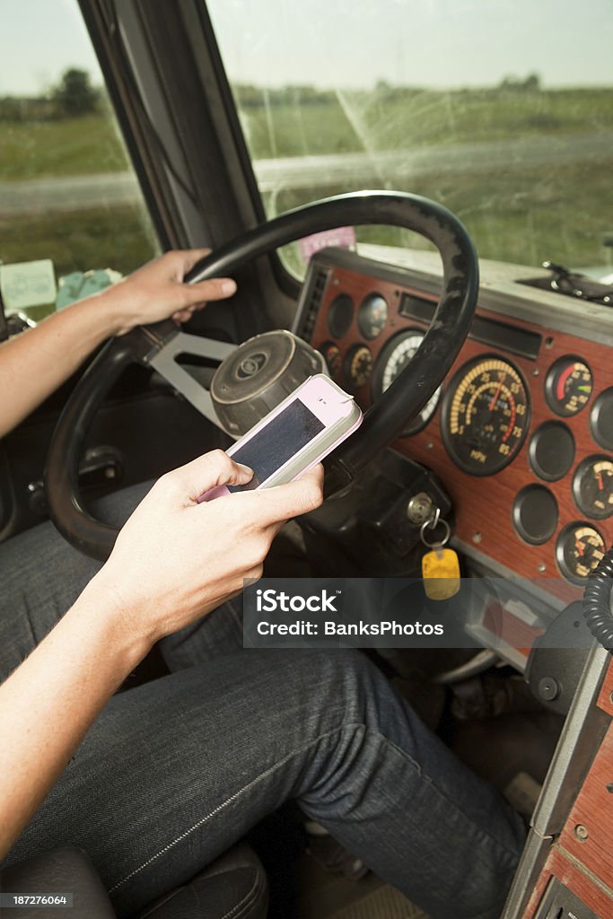 Mulher Motorista de Camião de mensagens de texto enquanto a - Royalty-free Motorista de Camião Foto de stock